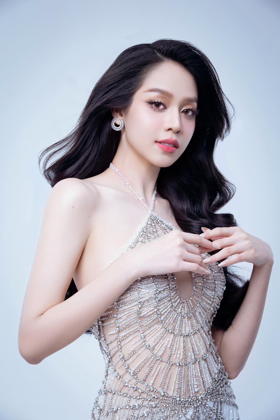 Hoa hậu Thanh Thủy khoe bộ ảnh quyến rũ ở tuổi 22