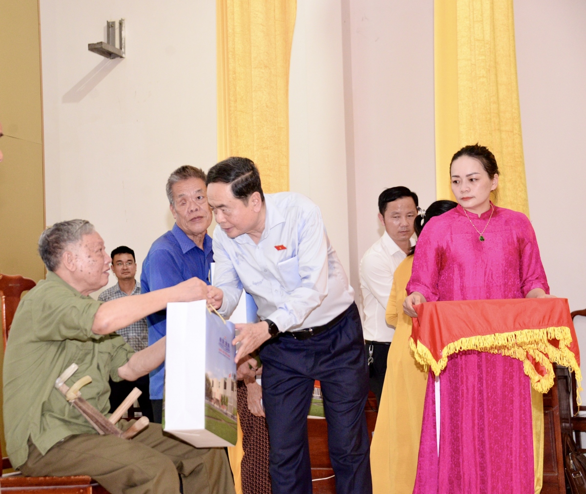 Chủ tịch Quốc hội Trần Thanh Mẫn thăm, tặng quà cho người có công tại Nghệ An