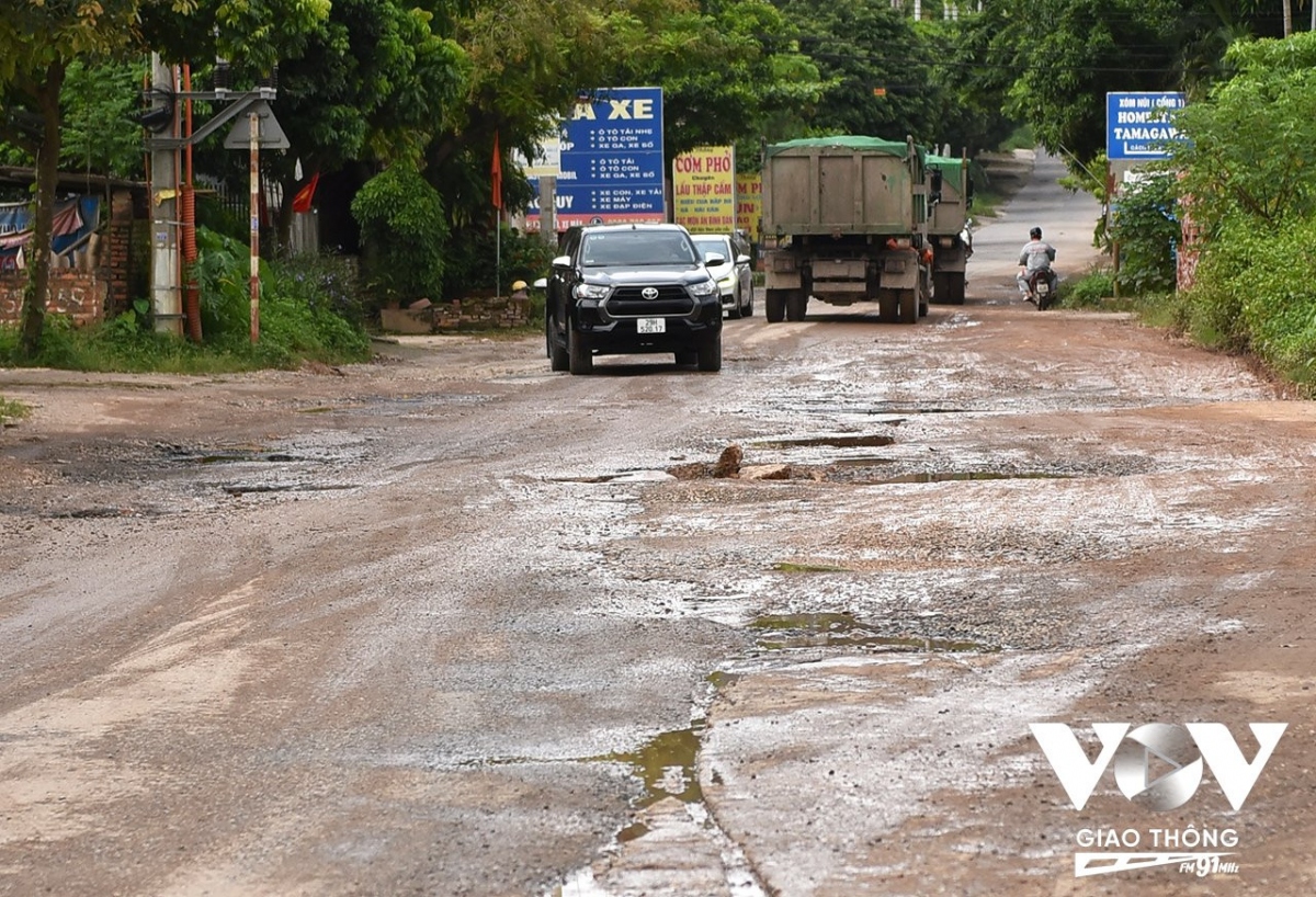 Sóc Sơn (Hà Nội): Tỉnh lộ 35, oằn mình cõng xe rác