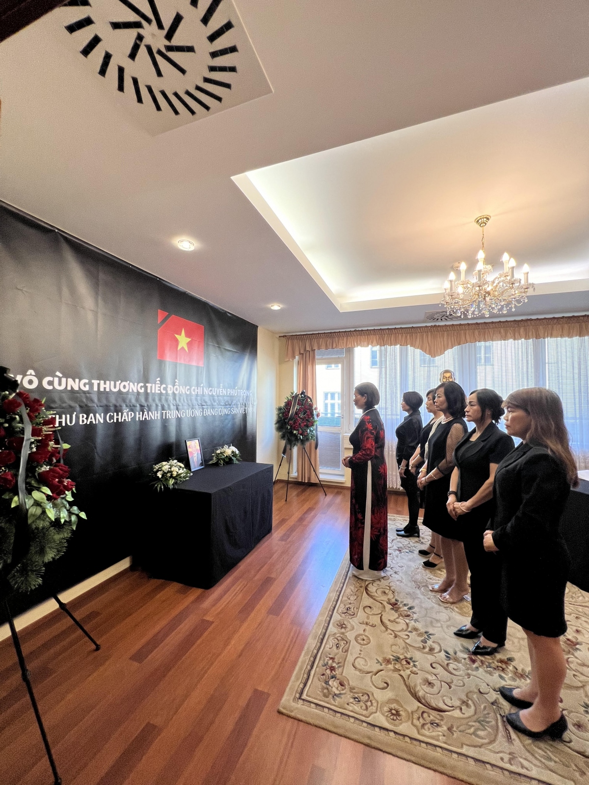 Trang trọng lễ viếng và mở sổ tang Tổng Bí thư Nguyễn Phú Trọng tại Slovakia