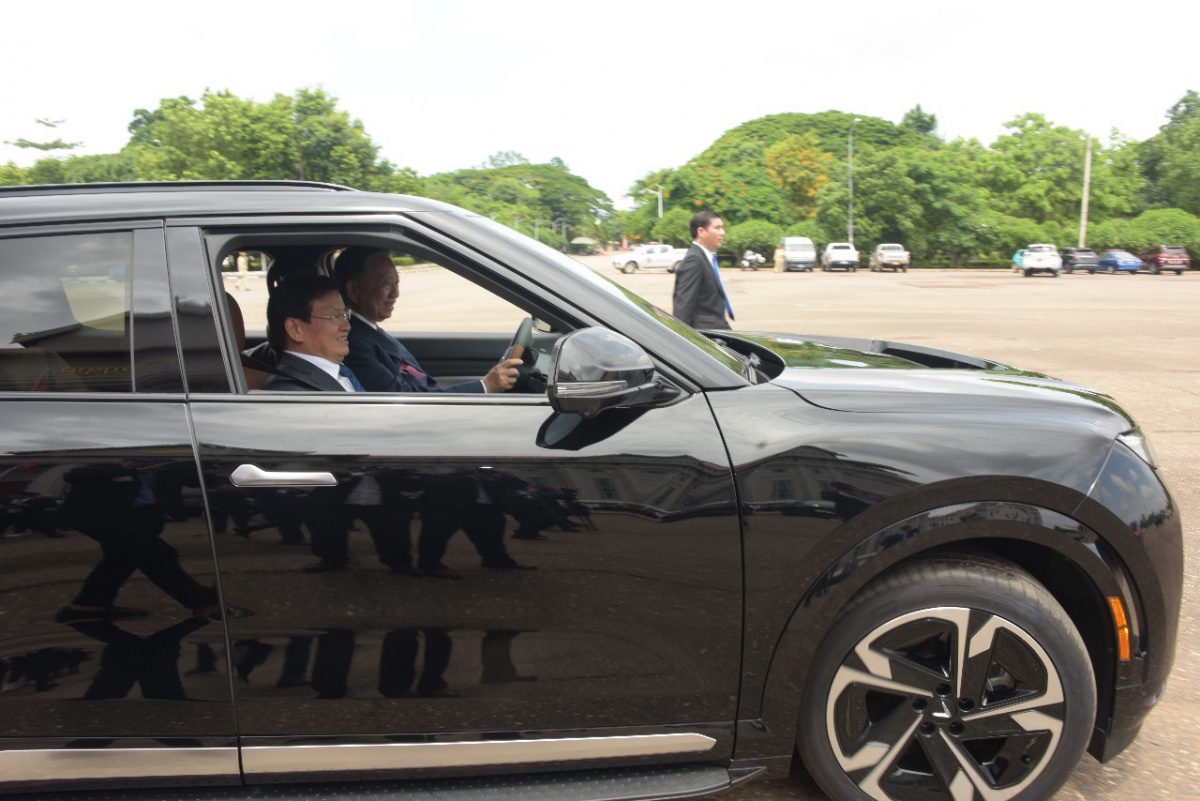 Chủ tịch nước Tô Lâm lái xe điện VinFast chở Tổng Bí thư, Chủ tịch nước Lào