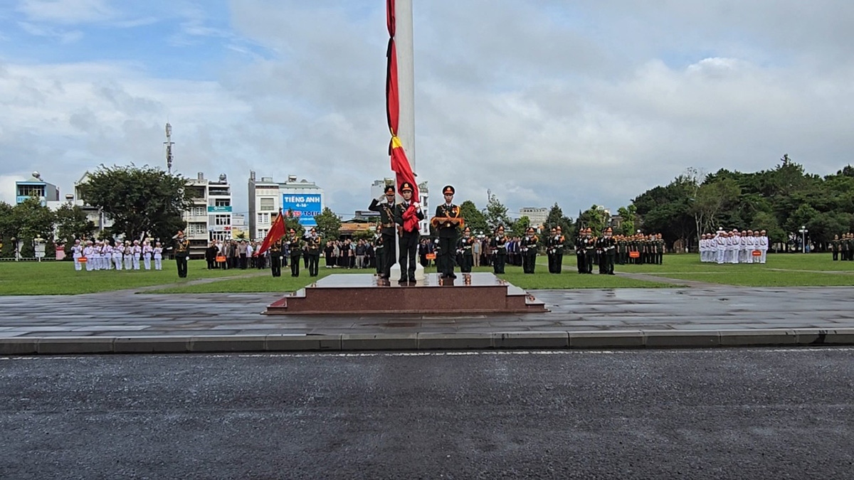 Trang trọng nghi lễ treo cờ rủ tại Quảng trường Đại Đoàn kết ở Gia Lai