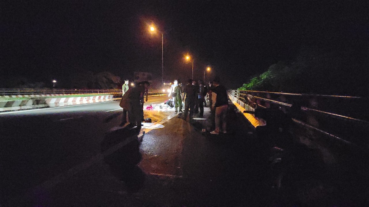 Vụ 3 thi thể trên cầu vượt ở Cần Thơ: Các nạn nhân có quan hệ họ hàng