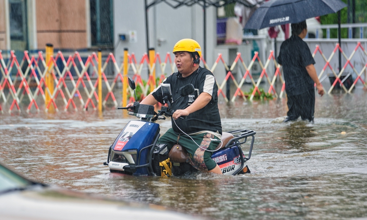 Trung Quốc lại nâng mức ứng phó khẩn cấp với mưa lớn lên gần cao nhất