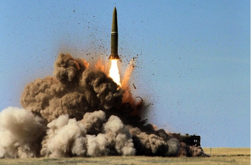 Khoảnh khắc tên lửa Nga tập kích phá hủy cơ sở quân sự của Ukraine
