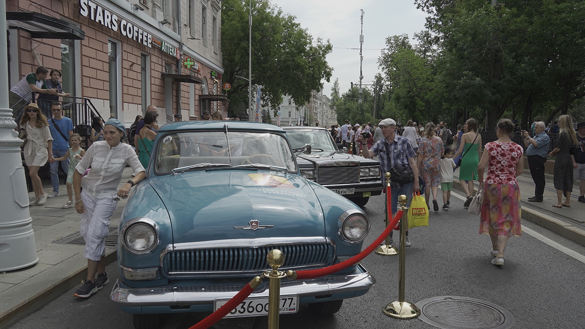 Người dân Moscow (Nga) hào hứng xem diễu hành tàu điện lịch sử và ô tô cổ