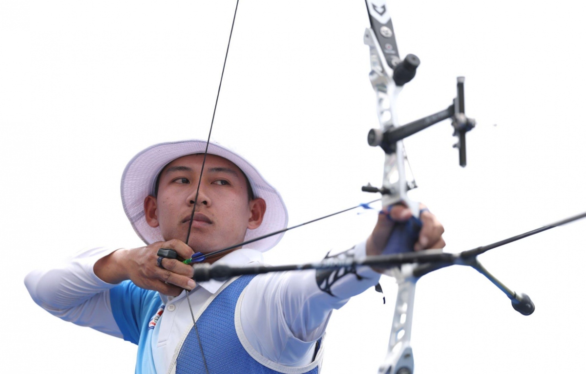 Cung thủ Lê Quốc Phong gặp VĐV châu Âu ở Olympic Paris 2024