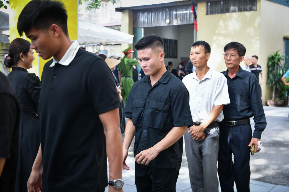 Quang Hải và dàn tuyển thủ Việt Nam xúc động đến viếng Tổng Bí thư Nguyễn Phú Trọng