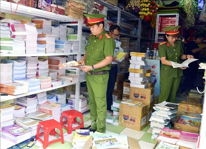 Phát hiện hai cửa hàng văn phòng phẩm ở Quảng Bình bán sách, vở giả