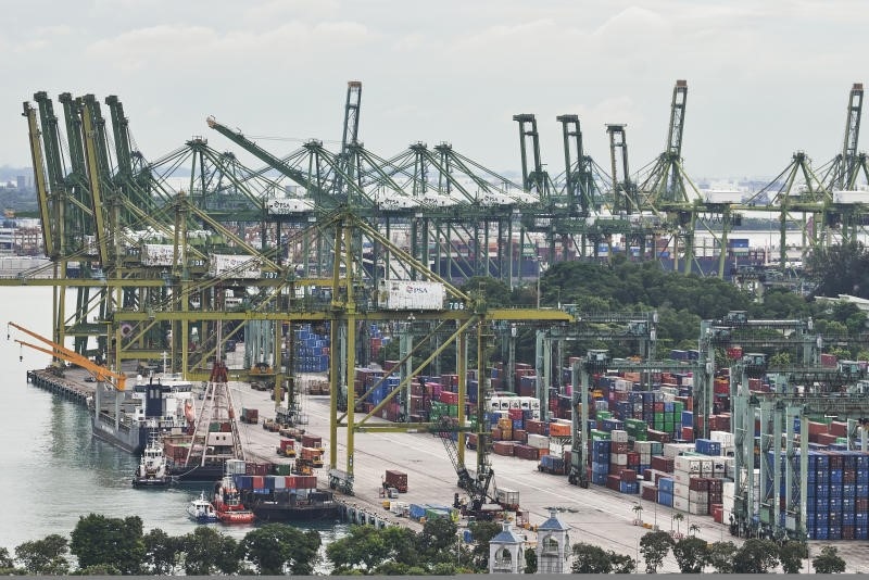 Tình trạng ùn tắc tàu container ở Singapore tràn sang cảng Malaysia