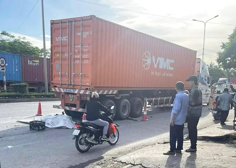 Va chạm với xe container, hai thiếu niên tử vong tại chỗ