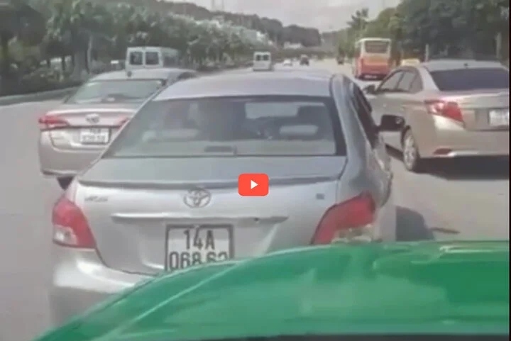 Tạm giữ 2 tài xế “taxi dù” dàn hàng, tạt đầu xe khác tại Quảng Ninh