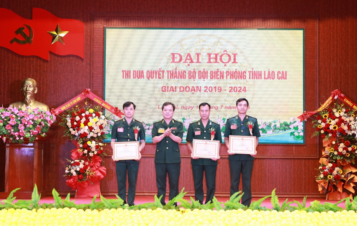 Đảng ủy Bộ Chỉ huy Bộ đội Biên phòng Lào Cai tôn vinh những tấm gương tiêu biểu