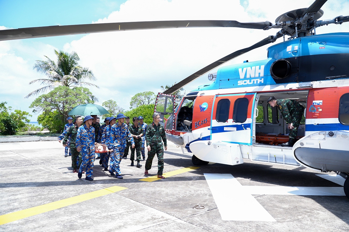 Trực thăng vượt thời tiết xấu, đón người bệnh từ Trường Sa về đất liền điều trị