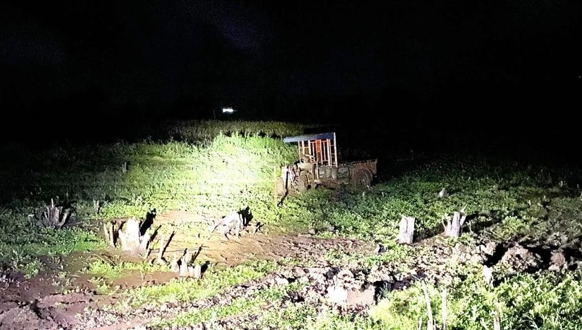 2 thanh niên bị điện giật tử vong khi đưa xe công nông khỏi vũng lầy