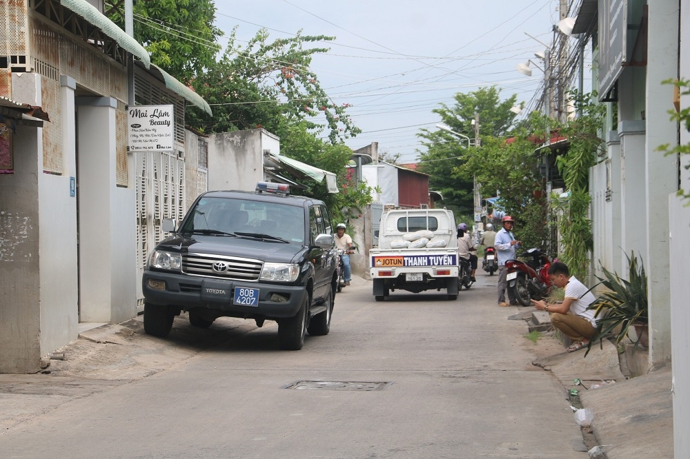 Xe Bộ Công an xuất hiện tại nhà riêng 1 số cán bộ, nguyên cán bộ tỉnh Bình Thuận