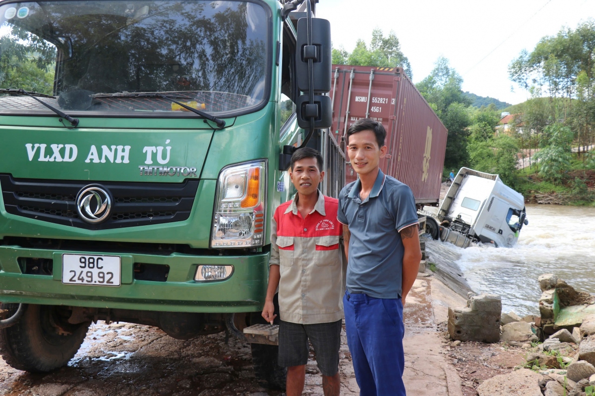 Bắc Giang tặng bằng khen cho 2 thanh niên dũng cảm cứu tài xế chìm trong nước lũ