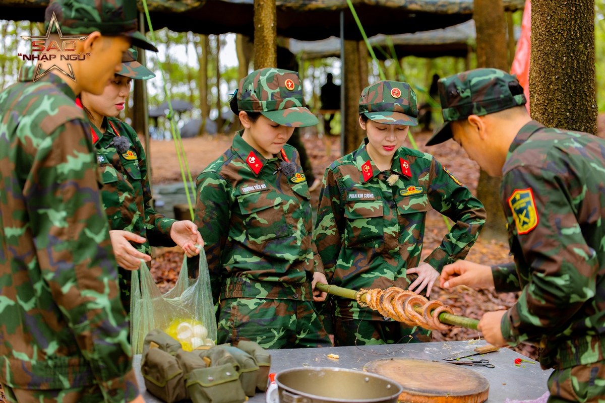 Sao nhập ngũ tập 2: Uyển Ân, Mie vượt qua nỗi sợ để ăn rắn nướng