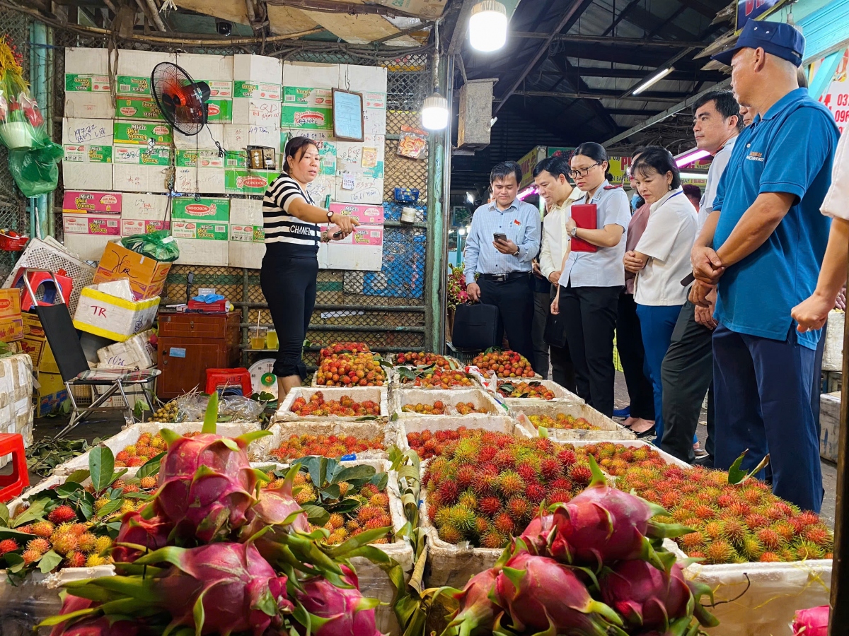 Tiểu thương chợ đầu mối ở TP.HCM "quanh co" không xuất trình giấy tờ nguồn gốc