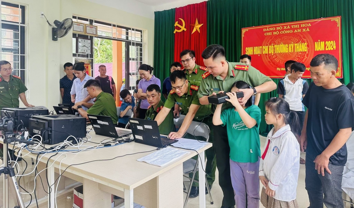 Cấp căn cước cho người dân tại Cao Bằng: “Làm hết việc, không làm hết giờ”