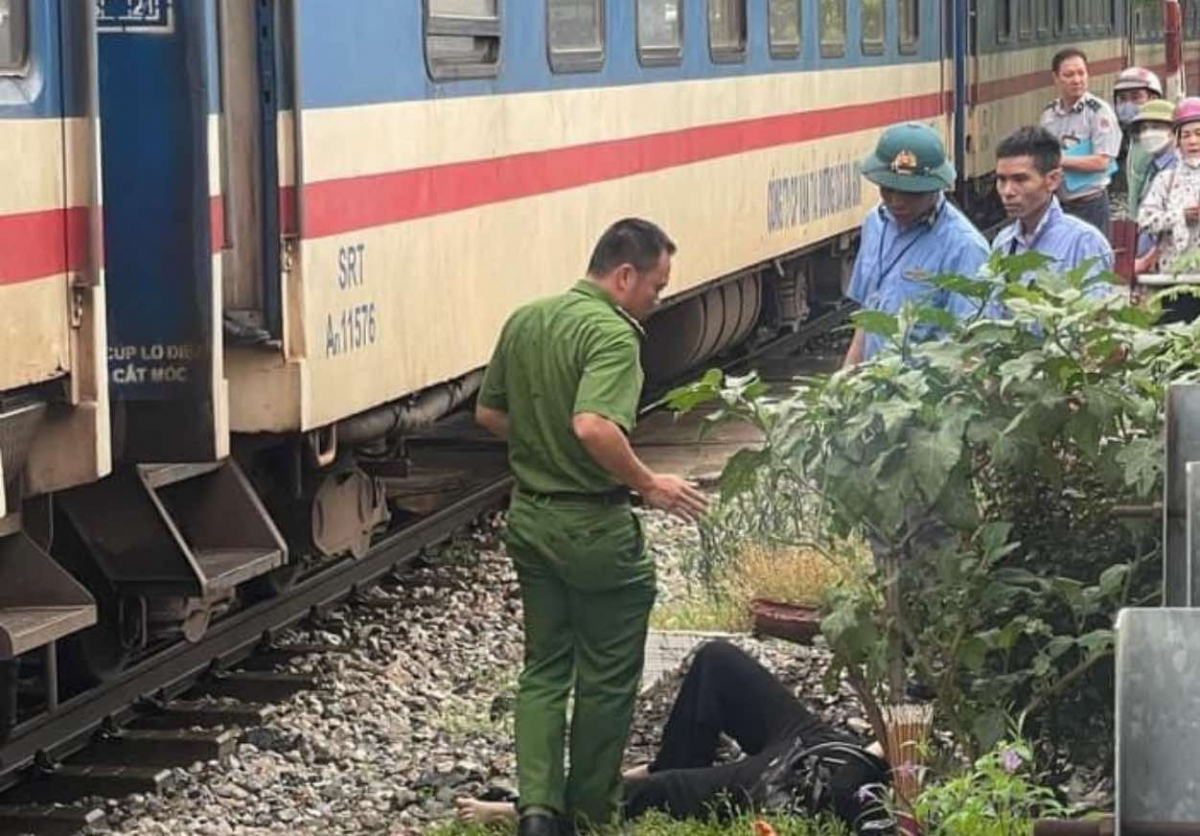 Hà Nội: Điều tra vụ nam thanh niên lao ra giữa đường tàu dẫn đến tử vong