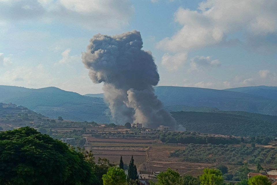 Israel tấn công dữ dội vào Lebanon, Hezbollah phóng hàng trăm tên lửa đáp trả