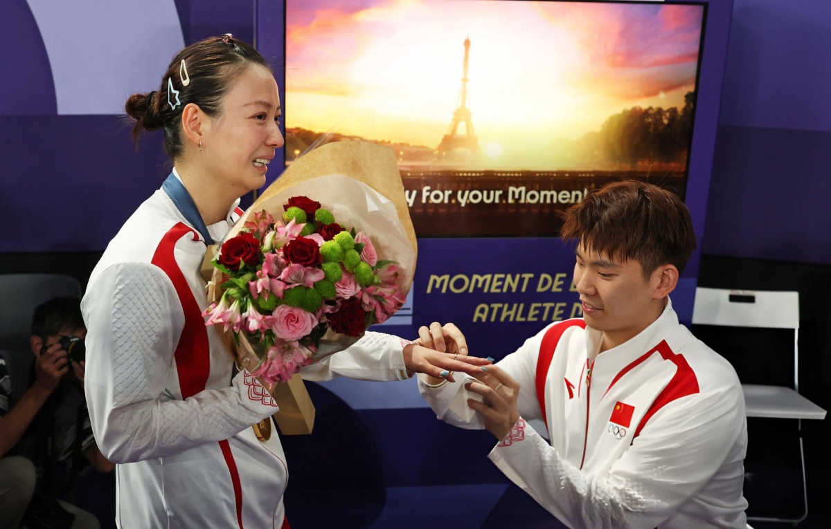 Vừa giành HCV Olympic, nữ VĐV Trung Quốc được cầu hôn bằng nhẫn kim cương