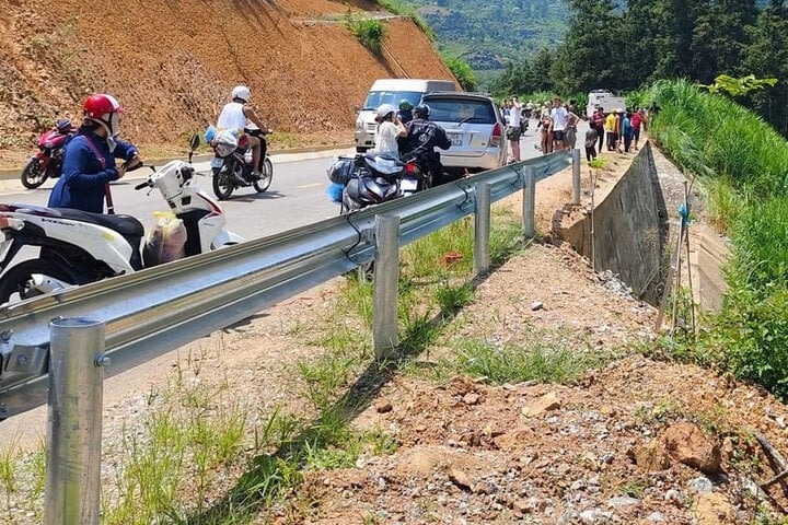 Ô tô lao xuống vực bốc cháy, 2 người thương vong ở Hà Giang