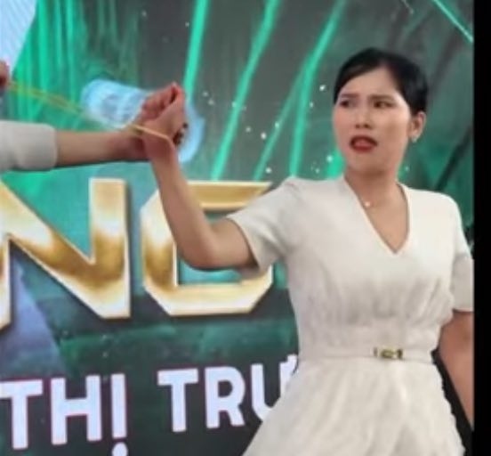 Xôn xao video “sếp búng dây chun” vào tay nhân viên vì thiếu nỗ lực