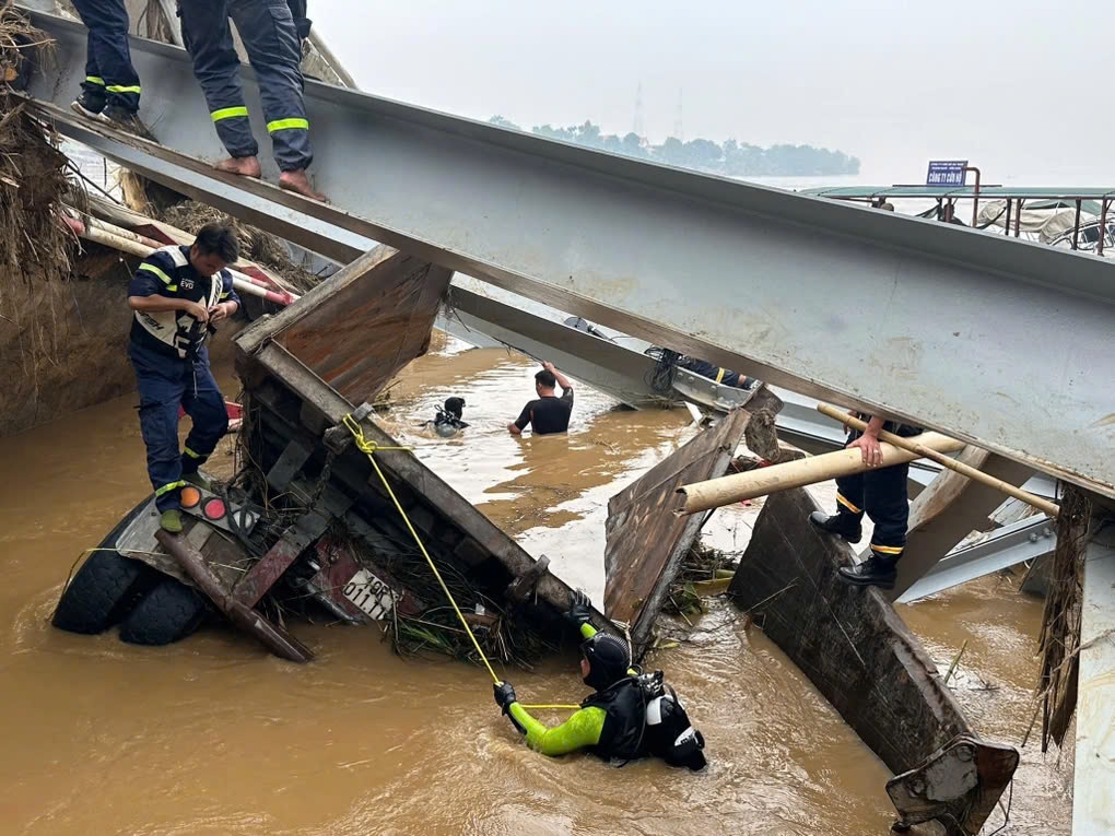 Không tìm thấy thi thể trong xe đầu kéo mắc kẹt dưới cầu Phong Châu