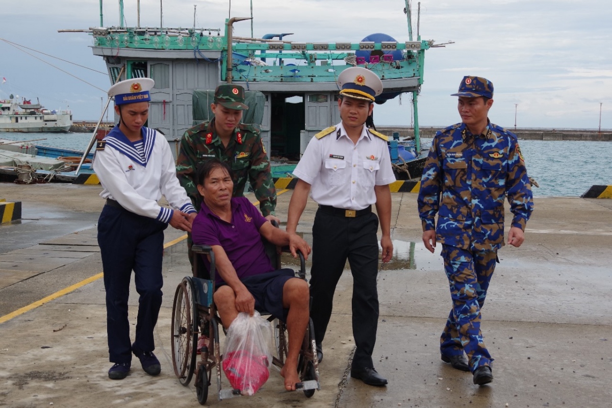 Trung tâm y tế Trường Sa cấp cứu ngư dân Bình Định