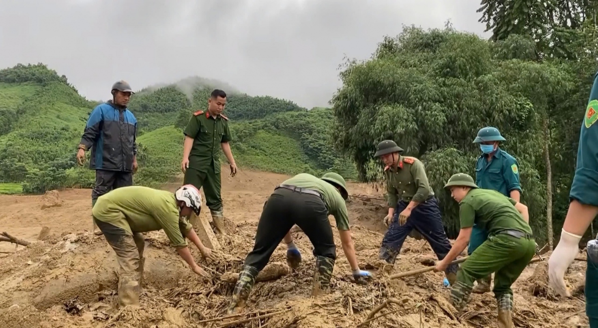 Lực lượng cứu hộ đã có mặt tại thôn lũ quét Làng Nủ tìm kiếm người mất tích