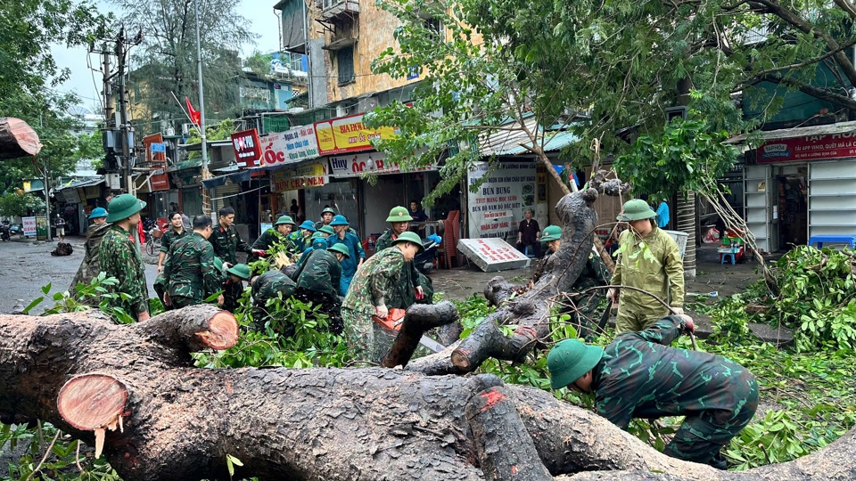 Quân đội tích cực hỗ trợ nhân dân khắc phục hậu quả cơn bão số 3