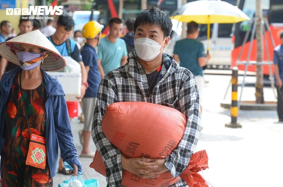 Người dân khệ nệ mang quà quê lên Hà Nội trong cái nắng như thiêu đốt