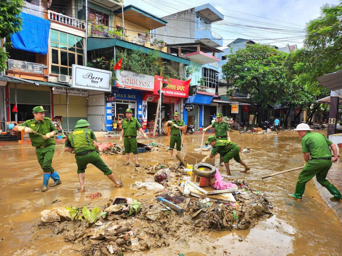 Những hình ảnh đẹp của người chiến sĩ công an "vì dân phục vụ" trong bão lũ