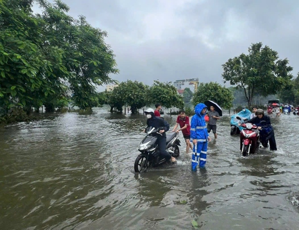 Hà Nội hạn chế các phương tiện lưu thông trên tuyến đường 70 do ngập sâu