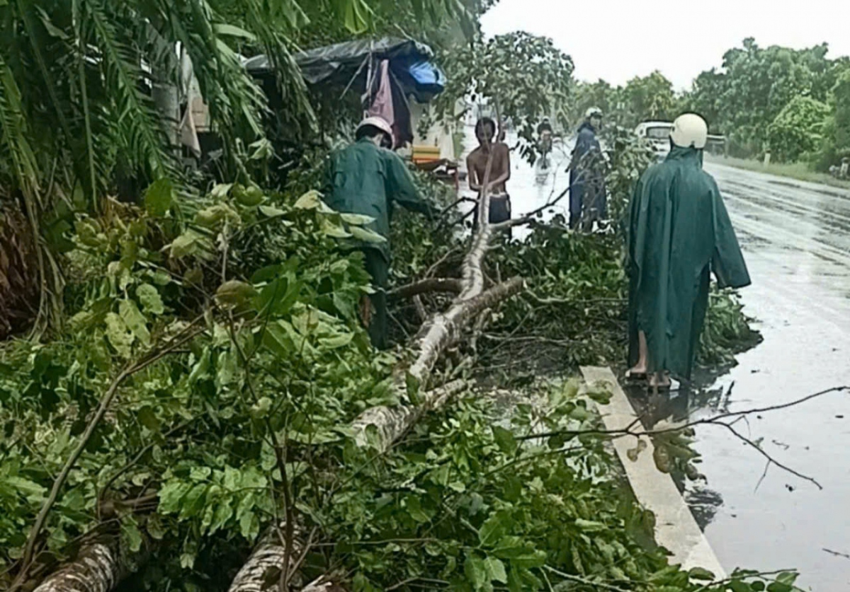 Mưa dông, lốc xoáy gây thiệt hại ở nhiều địa phương tại ĐBSCL