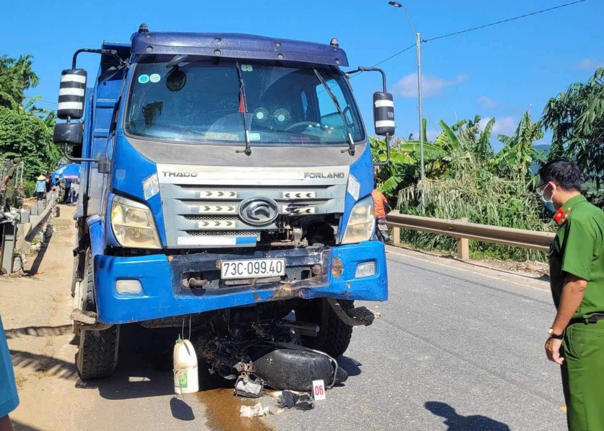 Xe máy va chạm với ô tô, một người tử vong