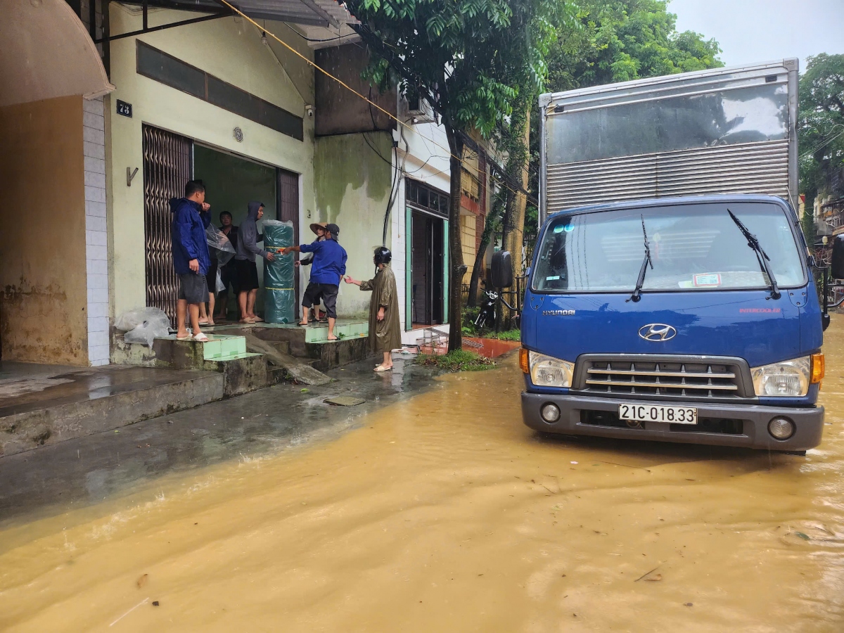 Nước sông Hồng dâng cao, tràn vào đường phố Yên Bái