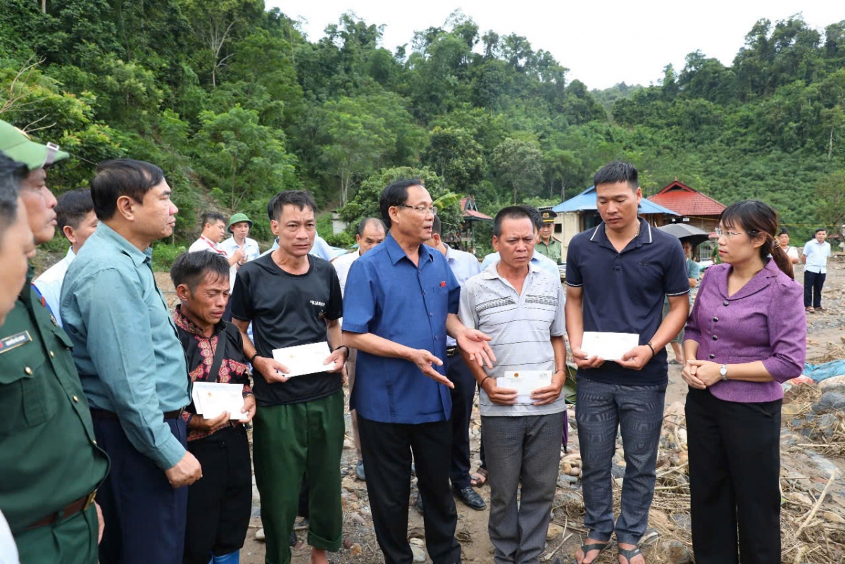 Phó Chủ tịch Quốc hội Trần Quang Phương kiểm tra khắc phục hậu quả mưa lũ tại Điện Biên