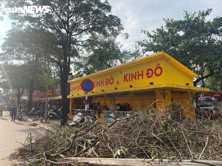 Quầy hàng vặn vẹo sau siêu bão, tiểu thương bán bánh trung thu méo mặt vì ế hàng