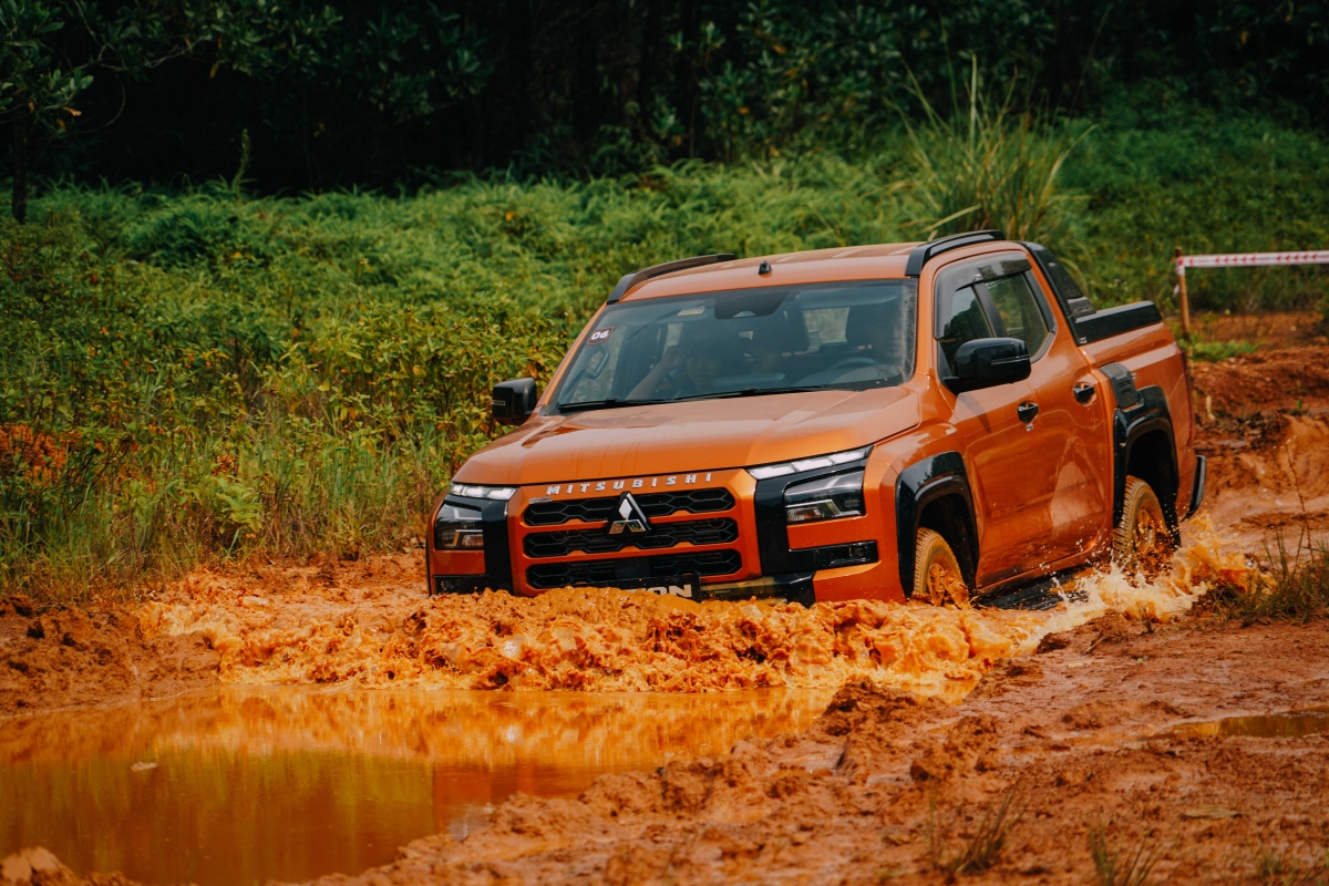 Tay đua 2 lần vô địch Dakar Rally, Hiroshi Masuoka off road cùng Mitsubishi Triton 2024