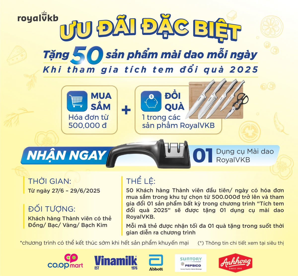khach_hang_duoc_tang_them_qua_nhan_ngay_gia_dinh_viet_nam.jpg