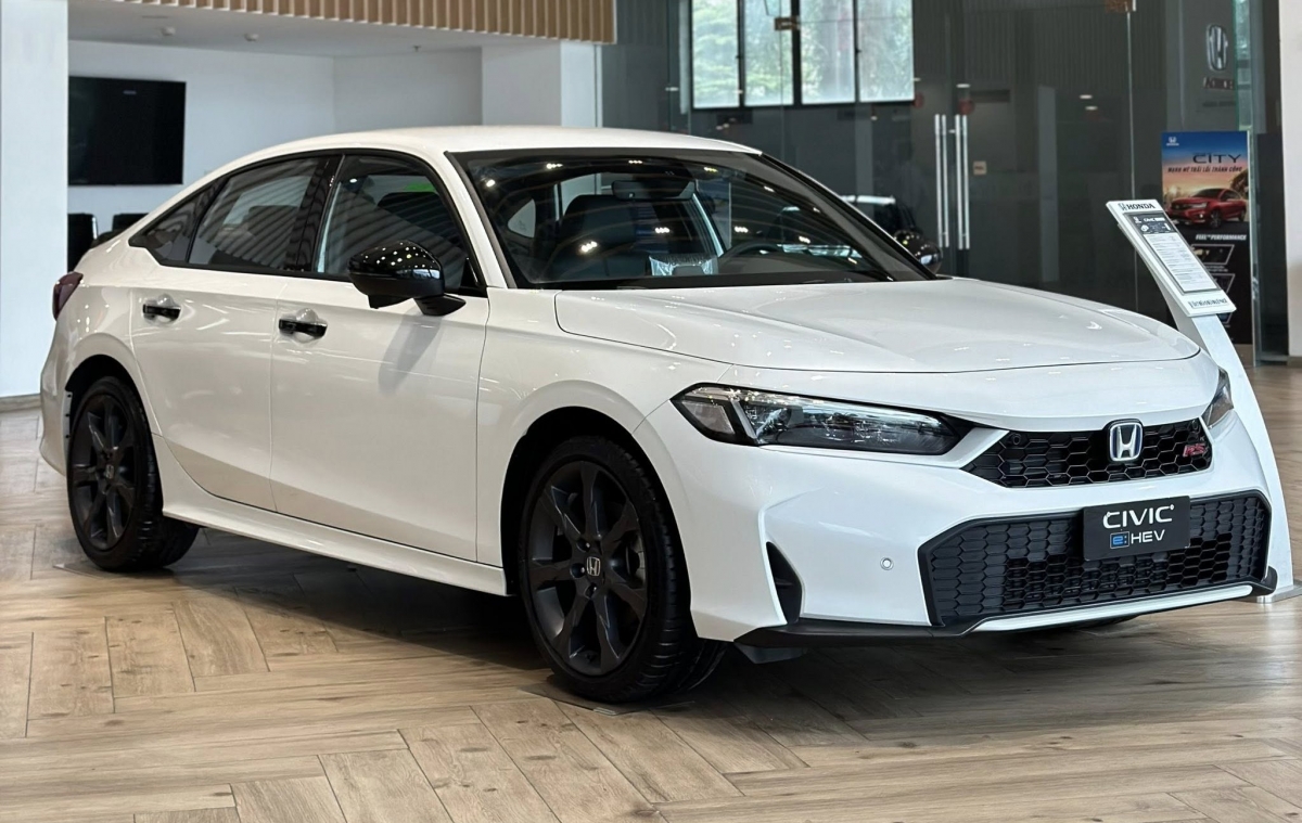 honda_civic_ehev_rs.jpg