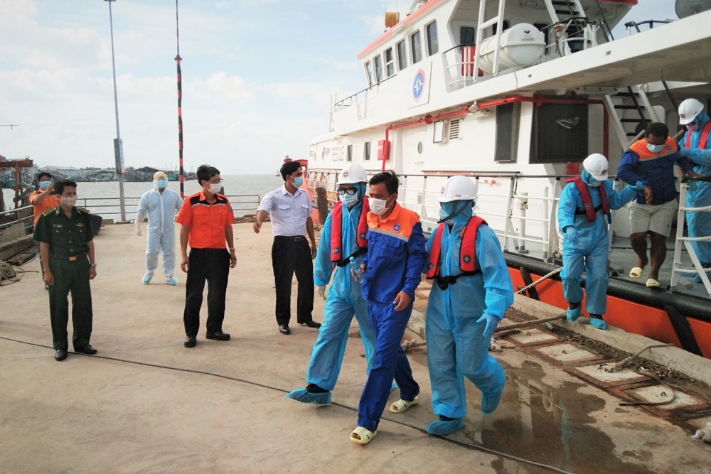 Tiếp nhận 2 thuyền viên Indonesia bị nạn trên biển