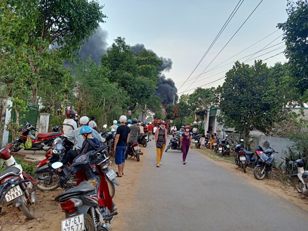 Cháy rụi kho chứa hóa chất của người dân ở Đắk Lắk