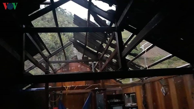 Người dân xã Ngọc Chiến, Mường La cùng nhau lợp lại nhà cửa sau mưa lốc
