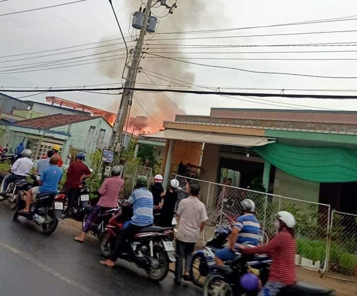 Cháy lớn ở cửa hàng kinh doanh gỗ ở Tiền Giang