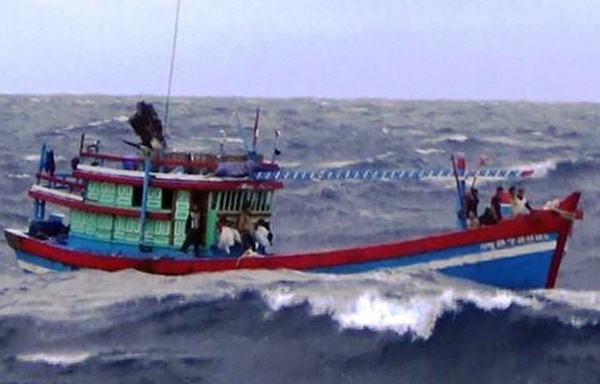 Hỗ trợ một tàu cá gặp nạn trên biển ở Bình Định
