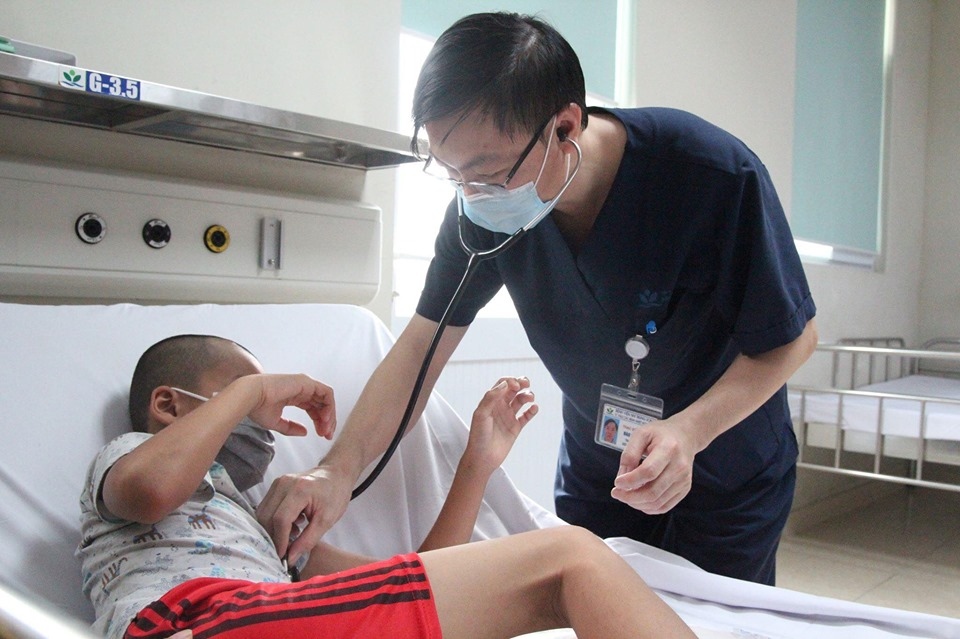 Tiêm thiếu mũi vaccine, trẻ bị viêm não Nhật Bản biến chứng nặng